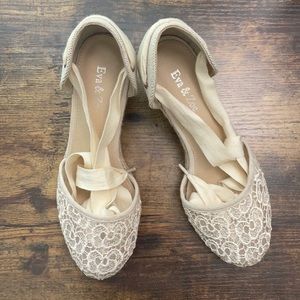 Eva & Zoe Ivory Beige Floral Tie Strap Wedges 6M